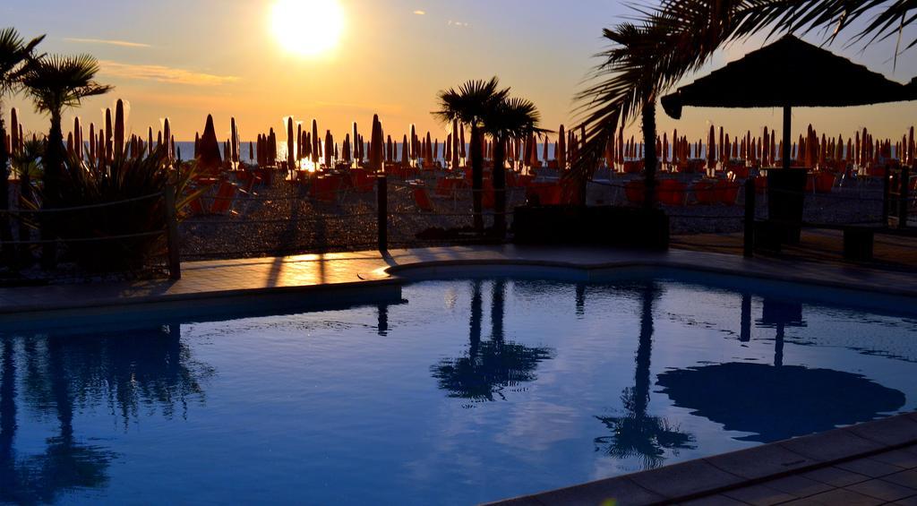Hotel Paradise Фано Экстерьер фото