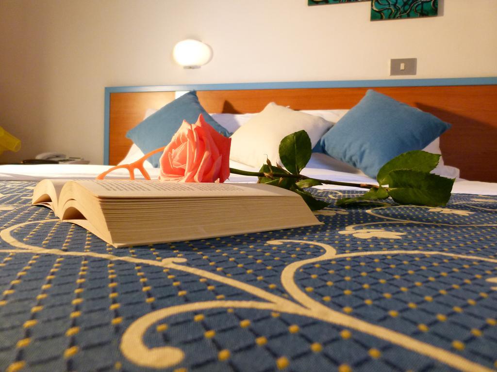 Hotel Paradise Фано Экстерьер фото