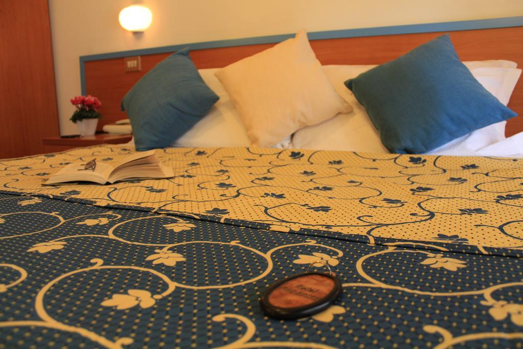 Hotel Paradise Фано Экстерьер фото